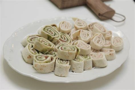 high tea; wrap rolletjes met o.a. pesto rucola en parmaham en tonijn ...