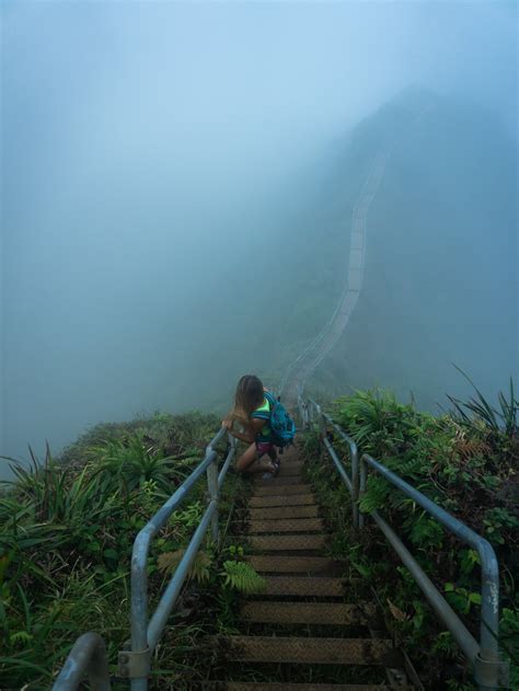 Hiking the Stairway to Heaven (Haʻikū Stairs) Trail on Oʻahu, Hawaiʻi ...