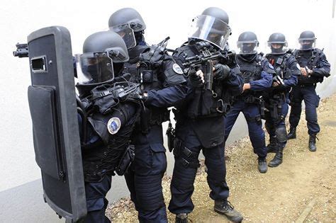 French GIGN operators with tactical shield. | Special forces, Military special forces, Special ...