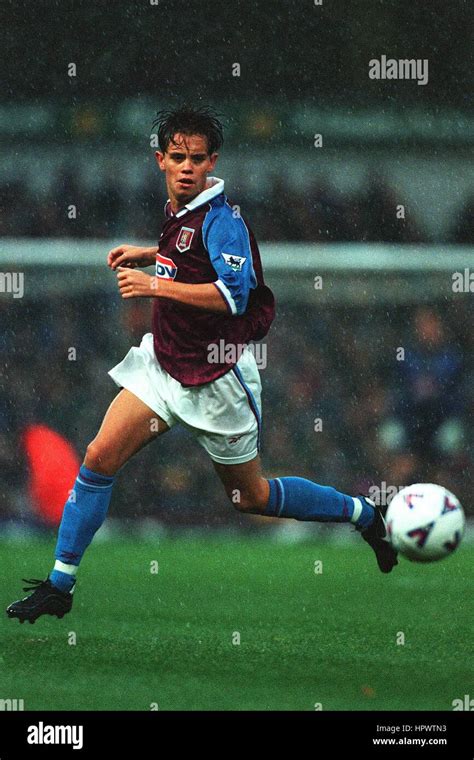 LEE HENDRIE ASTON VILLA FC 24 October 1998 Stock Photo - Alamy