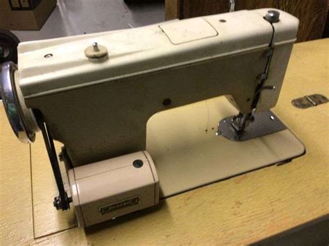 DELUXE ZIG-ZAG SEWING MACHINE - Currie Auction Service