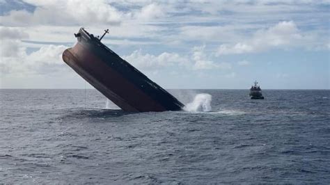 Mauritius oil spill: Thousands march in Port Louis - BBC News