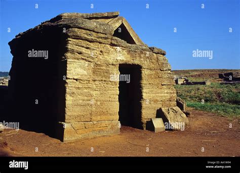 Etruscan tomb hi-res stock photography and images - Alamy