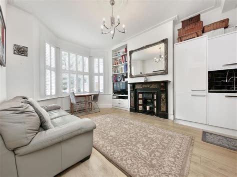 2 bed property for sale in Windsor Road, London NW2 - Zoopla