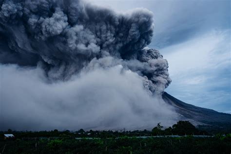 18 Gambar Gunung Meletus Asli Alami