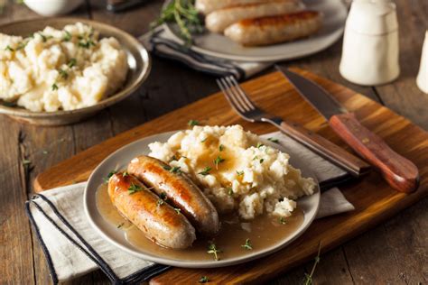 Guinness Cheddar Bangers & Mash – Robert Irvine