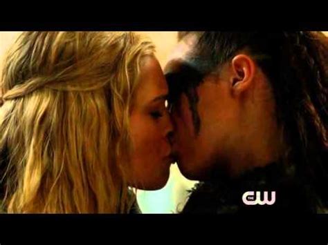 The 100 - Clarke / Lexa kiss - YouTube