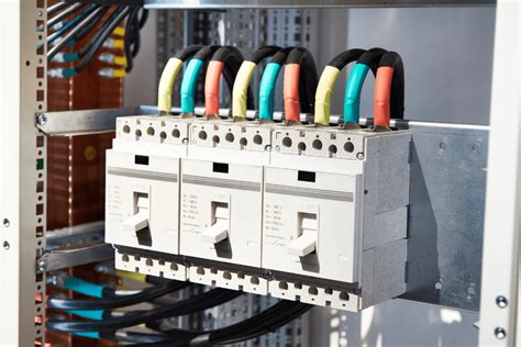 Types of Industrial Circuit Breakers and How They Work | EPC