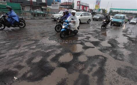 Lebih dari Sepekan Diguyur Hujan, Sejumlah Jalan di Jakarta Rusak ...