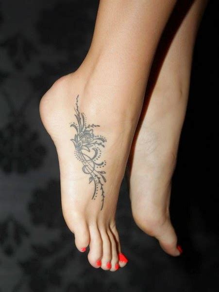 Tattoo Designs Picture Gallery: Small Flower Tattoos on Girl's Feet