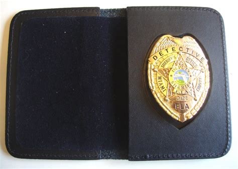 MIAMI DADE BADGE DETECTIVE & BOOKVORM BADGEHOLDER POLICEBADGE.EU