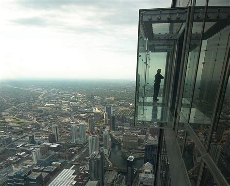 WATCH: Chicago's Willis Tower SkyDeck cracks under visitors' feet ...