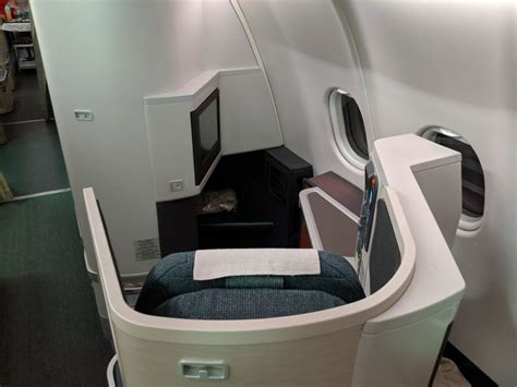 Bulkhead Seats & Bassinet Explained: Pros and Cons [2023] - UponArriving
