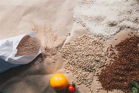 Raw cereals, buckwheat, barley, rice on paper background (Flip 2019) - Creative Commons Bilder