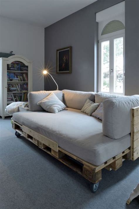 25 Pallet Beds And Daybeds For Indoors And Outdoors - DigsDigs