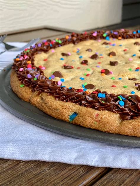 Copycat Great American Cookie Cake Recipe (Great for Grad Parties ...