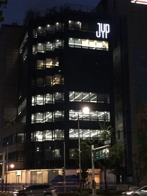 JYP Entertainment moves to a new building - K-POP, K-FANS