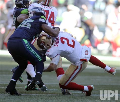 Photo: Seahawks Cliff Avril sacks 49ers QB Blaine Gabbert in Seattle - SEA2015112204 - UPI.com