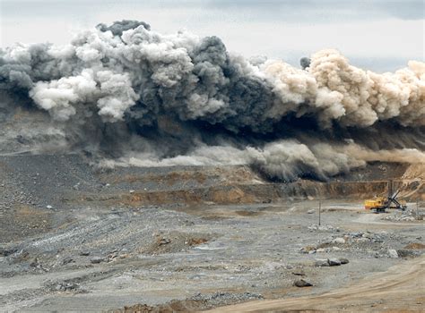 What is PM10 dust and how can it be controlled in mines?