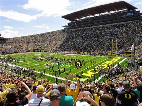 Take in an Oregon Ducks Football Game - Trip Ideas - Unique Inns