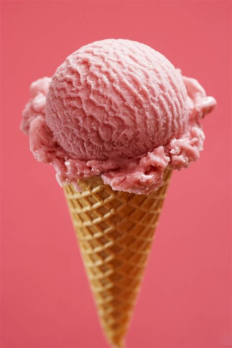 Strawberry ice cream cone – License Images – 277163 StockFood