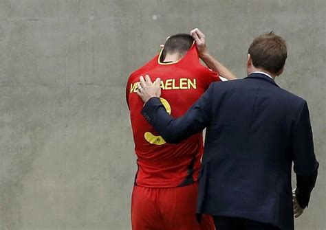 Thomas Vermaelen suffers knee injury during Belgium World Cup clash