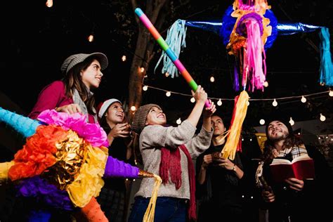 ¿Qué significa romper piñatas navideñas en las posadas? | Conexión Migrante