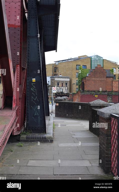 Thames Path, Wapping, London Stock Photo - Alamy