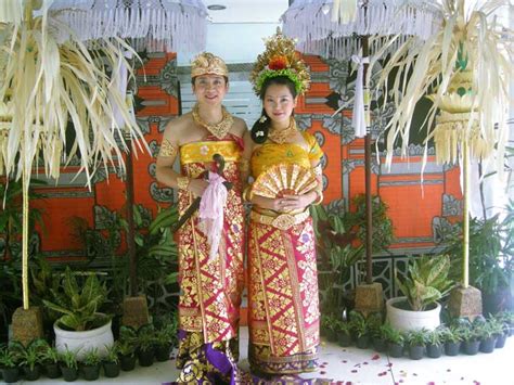 Balinese Costume Photo Tour Pictures in traditional clothes