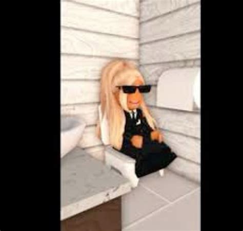 BABY ALASKA VIOLET ON A POTTY!!🚽🧻💩👶🏼 | Violet, Alaska, Roblox 3