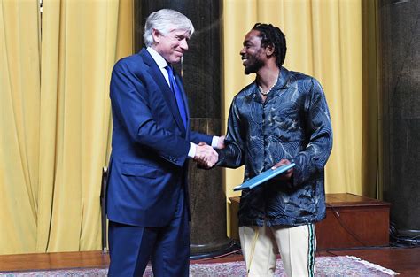 Kendrick Lamar Receives the 2018 Pulitzer Prize for Music: Watch ...