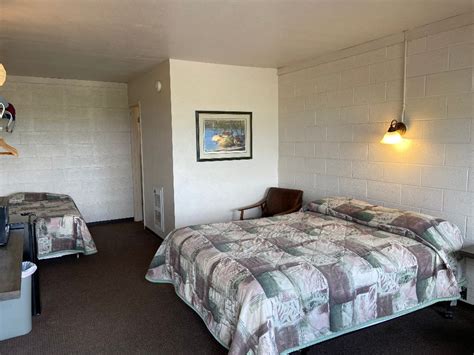 Motel Room – 1 Queen, 1 Twin – Winema Historic Lodge