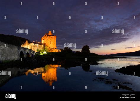 Eilean Donan castle at night Stock Photo - Alamy