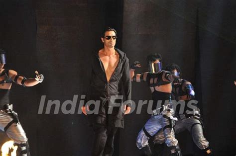 Arjun Rampal rock the floor at Ra.One music launch Photo