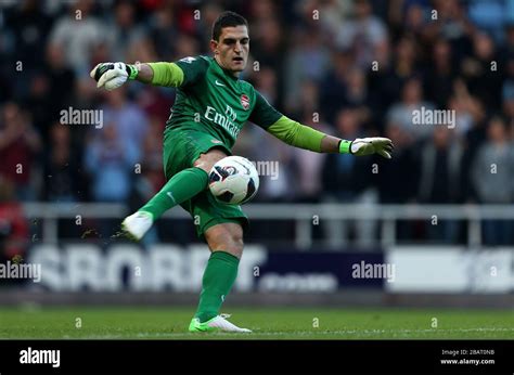 Arsenal goalkeeper Vito Mannone Stock Photo - Alamy