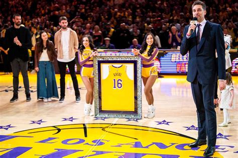 Pau Gasol Tears Up as Lakers Retire His Jersey Next to Kobe Bryant's