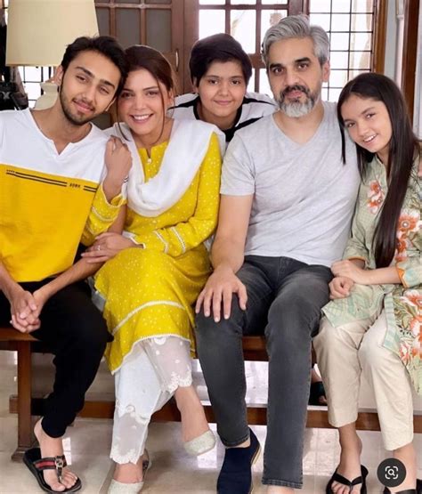 Hadiqa Kiani Shares Cute BTS Pictures of Her ‘Pinjra’ Family - Lens