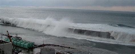 Japan tsunami destroyed wall designed to protect Fukushima nuclear plant | Daily Mail Online