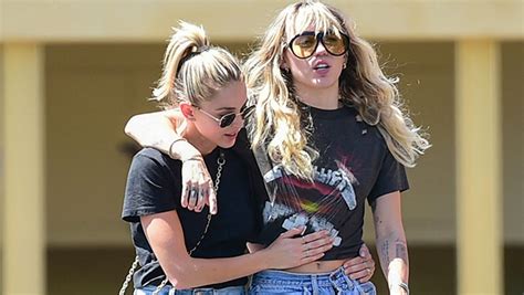 Miley Cyrus & Kaitlynn Carter’s Cutest Photos: See PDA Pics – Hollywood Life