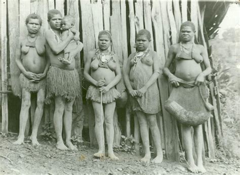 Group of five Papua women, probably from the Wissel Lake area | Stichting Papua Erfgoed