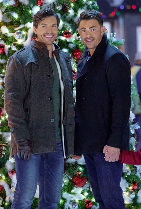 Jason and Sam In Front of the Tree - TV Fanatic