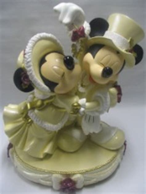 Disney Big Figure Statue - Mickey and Minnie Mouse - Mistletoe Kiss