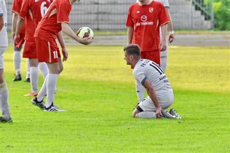 Imagem gratuita: Campeonato, jogador de futebol, lesão, jogo, desporto, equipe, pessoa, grama ...