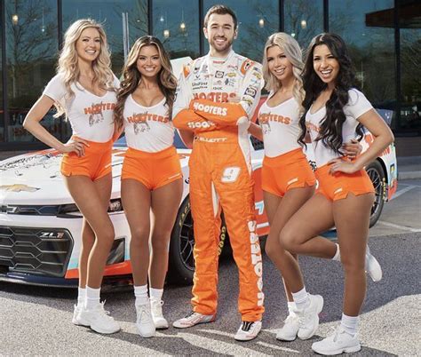 Is Chase Elliott still sponsored by Hooters?