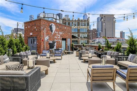 10 Rooftop Bars in NYC for Day Drinking