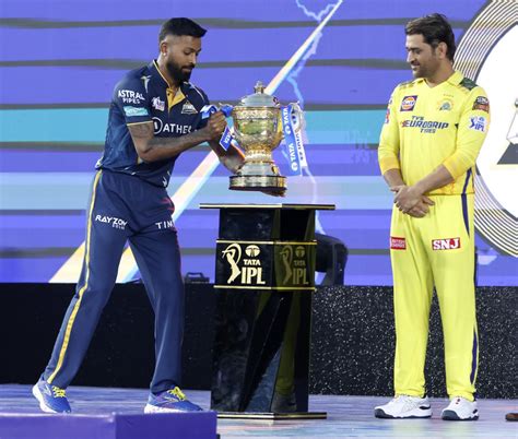 MS Dhoni watches Hardik Pandya with the trophy | ESPNcricinfo.com