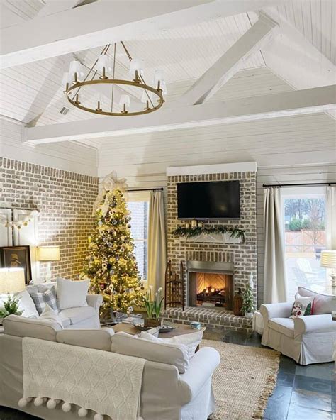 19 Vaulted Ceiling Lighting Ideas for Every Style