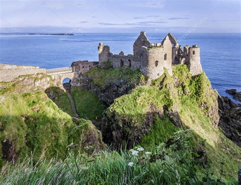 Ruins of Dunluce Castle in Northern Ireland — Stock Photo © nahlik ...