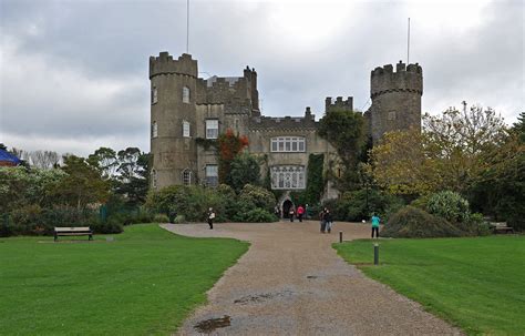 Malahide Castle and Howth, Ireland - Velkommen!