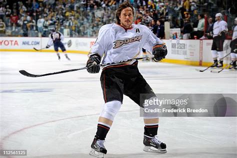 667 Teemu Selanne Stanley Cup Photos & High Res Pictures - Getty Images